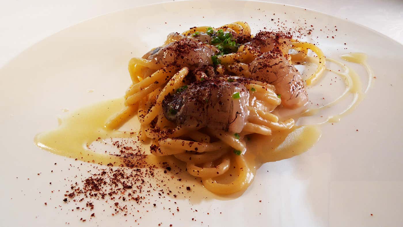 Spaghettone Benedetto Cavalieri con cicale di mare, aglio, jalapeño e sommacco I Due Buoi si trasferisce in Villa sulle colline del Monferrato